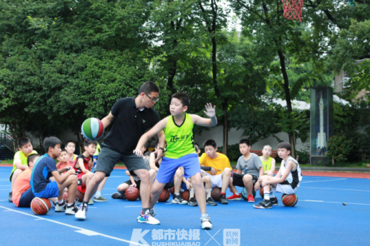 有人清晨出发，穿越大半个杭城，这个暑假，为什么还有老师几乎天天要到学校上班？