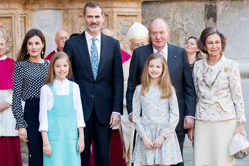 地球局｜为了西班牙王室，他曾主动退位，如今82岁自我放逐