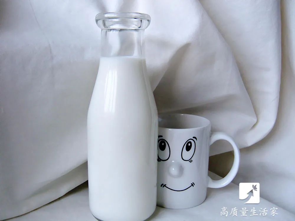 牛奶带盒子加热有毒吗(袋装和盒装牛奶有什么不同？知道后别乱买了)