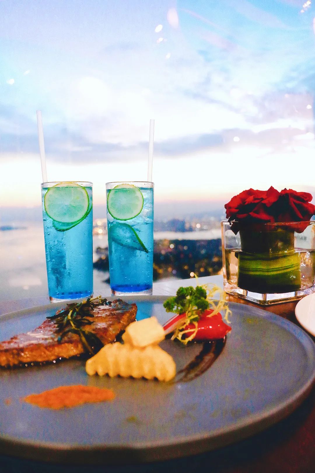 在人气情侣约会餐厅共进烛光晚餐