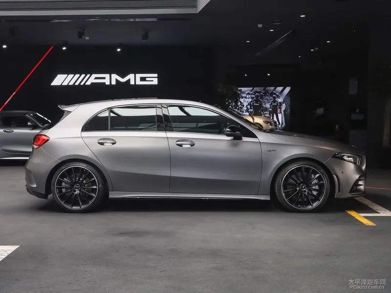 從車身尺寸看,amg a35作為兩廂車,僅比三廂的奧迪s3在車身長度上少了