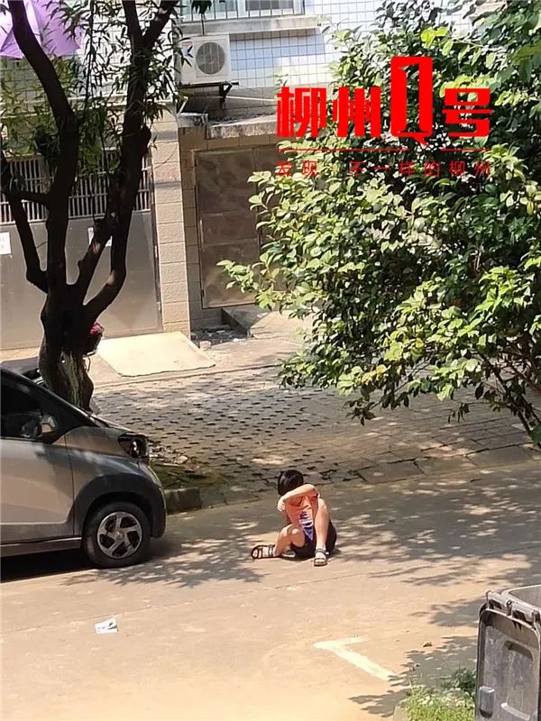 柳州10岁男孩上学路上被狗狂追,摔伤膝盖走路困难!狗主人说...