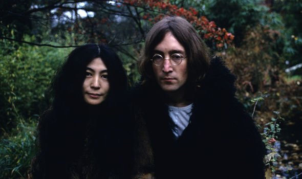 列侬与小野洋子(枪杀约翰·列侬40年后凶手道歉，小野洋子拒不接受：眼镜上的血迹至今未擦)