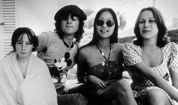 列侬与小野洋子(枪杀约翰·列侬40年后凶手道歉，小野洋子拒不接受：眼镜上的血迹至今未擦)