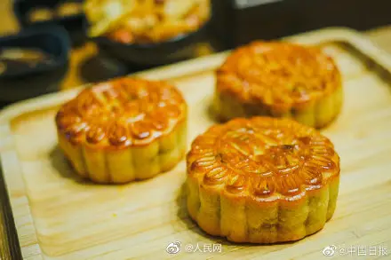 螺蛳粉终于对月饼下手 螺蛳粉馅月饼来了