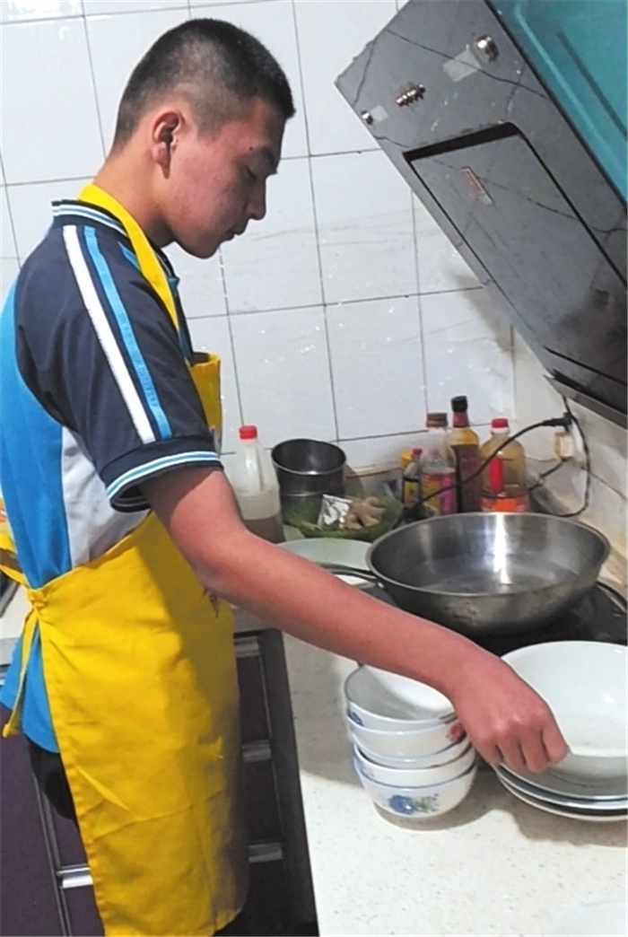 武邑宏达实验学校国庆假期开展感恩教育活动