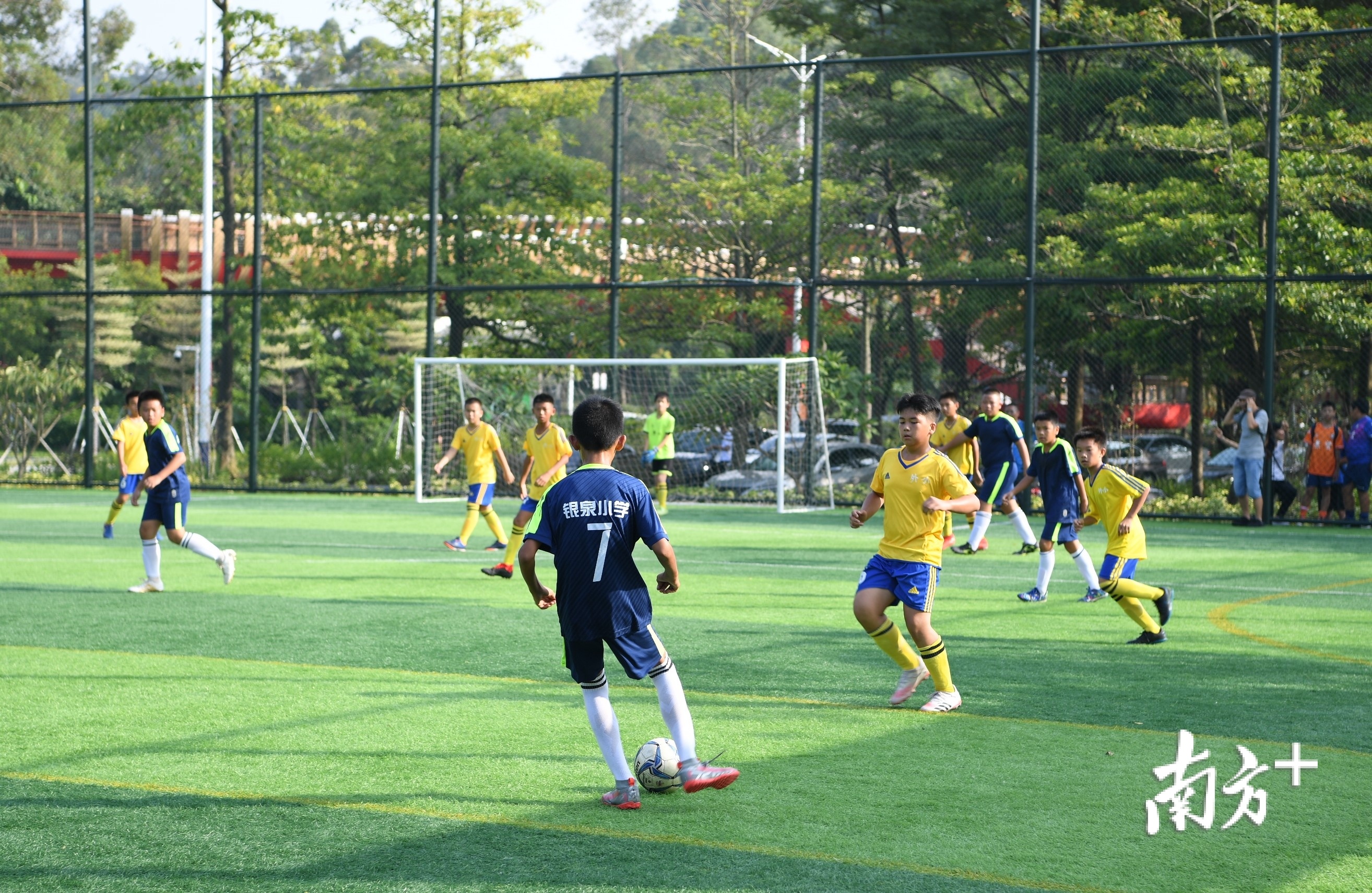 银泉小学夺得江海区校园足球赛小学男女组“双冠王”