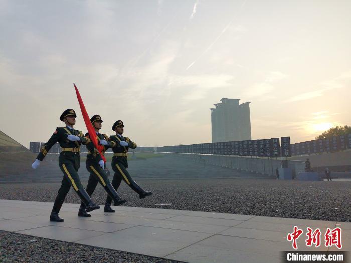 图片关键词 南京大屠杀死难者国家公祭日:举行下半旗仪式