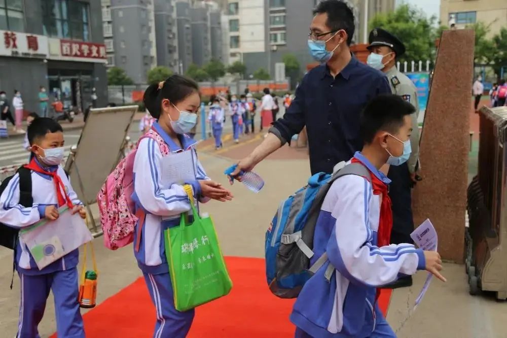 砥砺前行写华章，继往开来谱新篇——石臼小学2020年年终总结