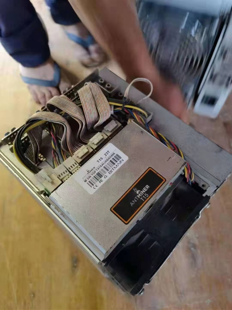 比特币跳水，深圳华强北有商家前几天高价回收矿机如今折价卖