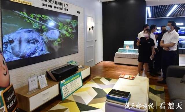 疫情催热家用投影仪市场，不少商家宣传高清护眼，专家称用眼适度更重要