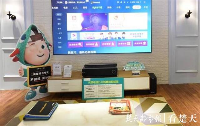 疫情催热家用投影仪市场，不少商家宣传高清护眼，专家称用眼适度更重要
