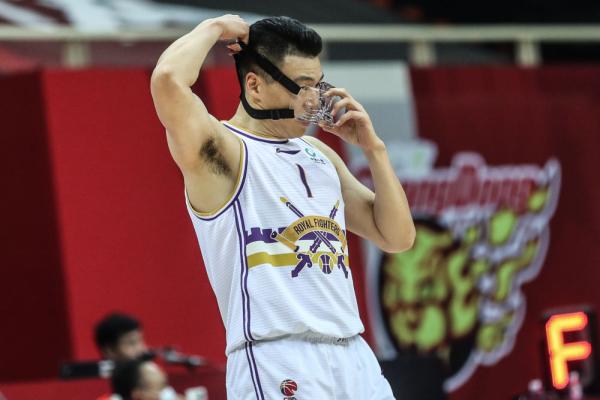 cba第30轮杜锋为什么不在(cba第30轮:广东三连胜 教练杜锋连吃2t被罚