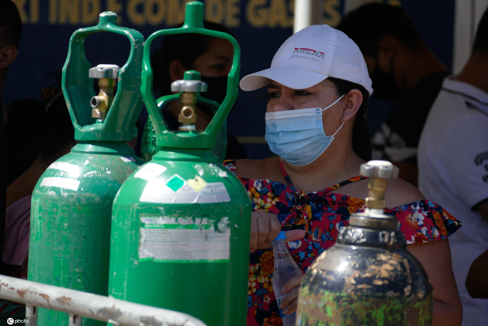 巴西民众排队领购氧气(病床告罄 医院“缺氧”！巴西民众街头排长队充氧气)