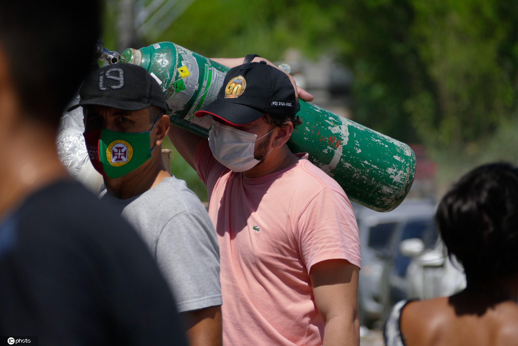 巴西民众排队领购氧气(病床告罄 医院“缺氧”！巴西民众街头排长队充氧气)