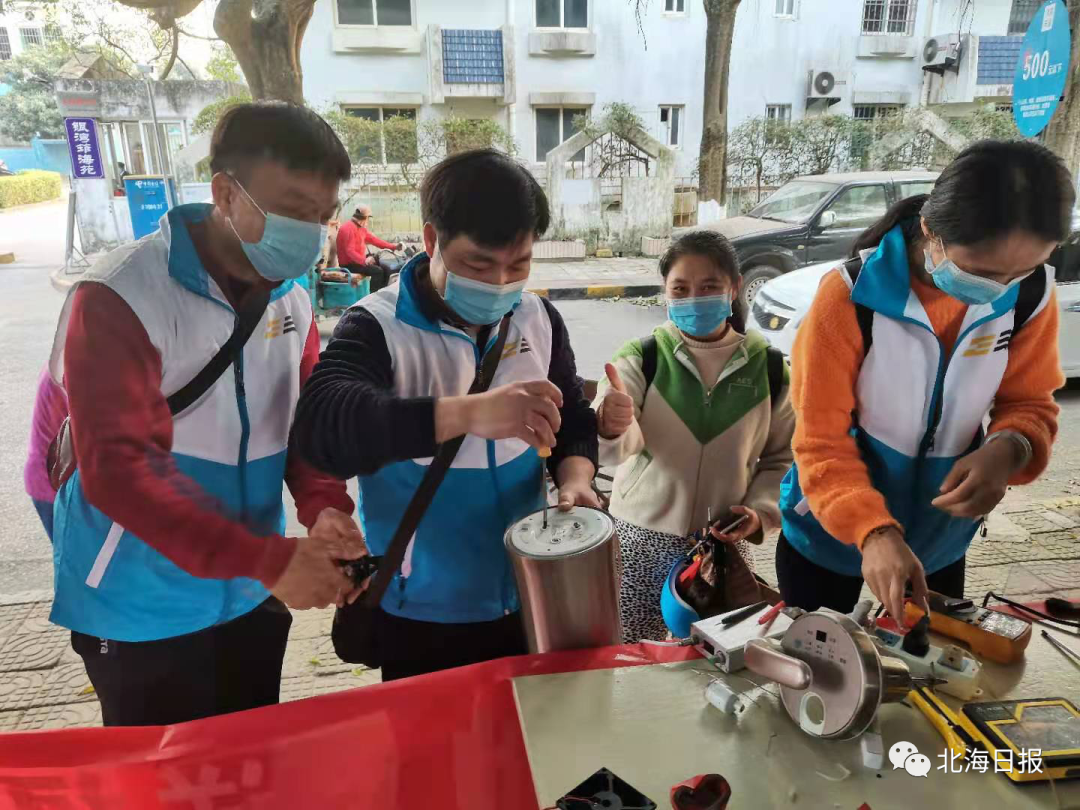 送知识送服务送温暖！北海职业学院志愿者进社区“摆摊”