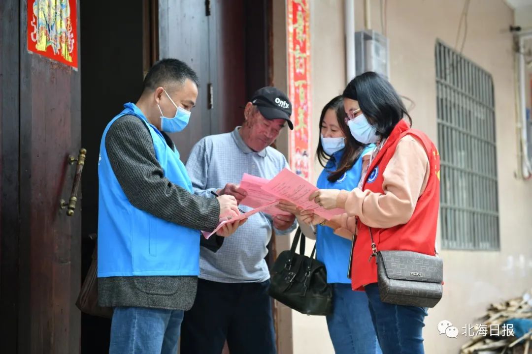 送知识送服务送温暖！北海职业学院志愿者进社区“摆摊”