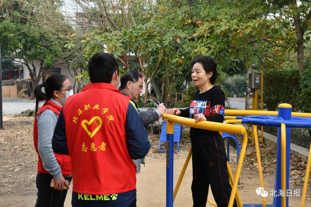 送知识送服务送温暖！北海职业学院志愿者进社区“摆摊”