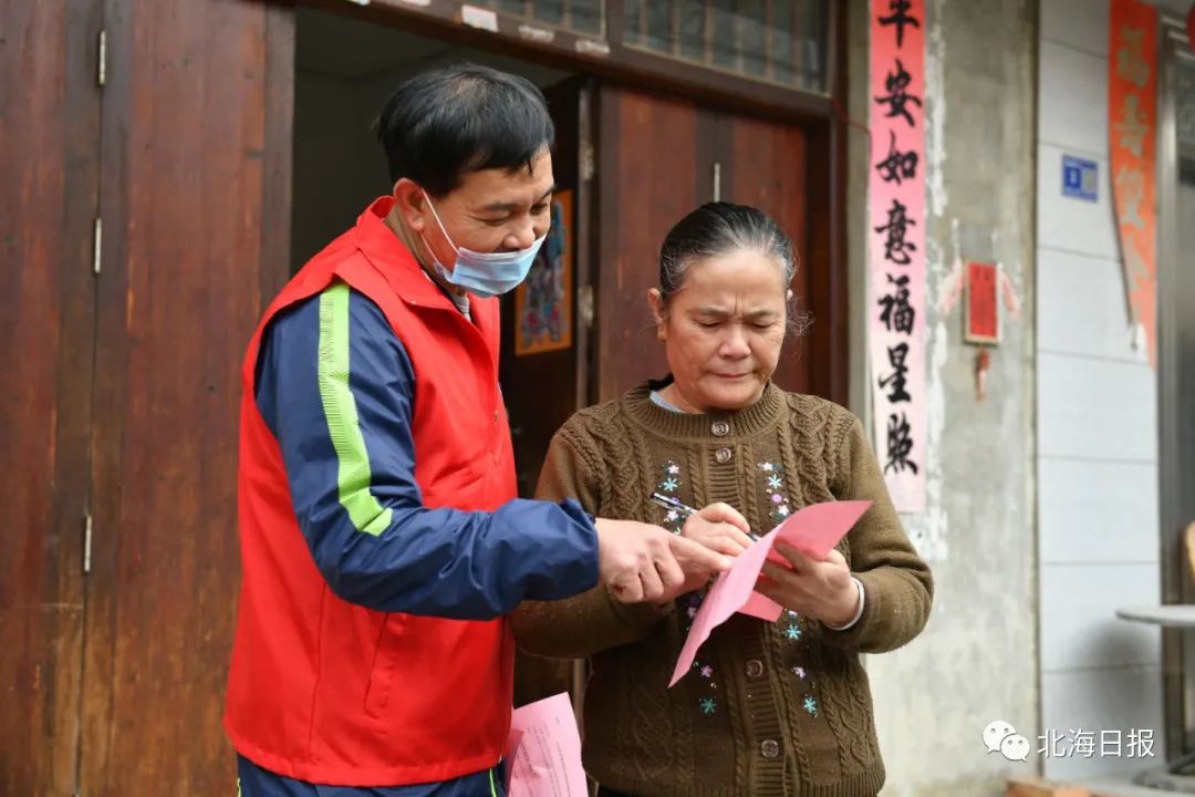 送知识送服务送温暖！北海职业学院志愿者进社区“摆摊”