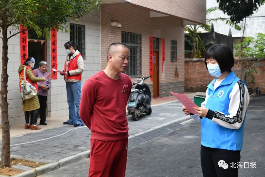 送知识送服务送温暖！北海职业学院志愿者进社区“摆摊”