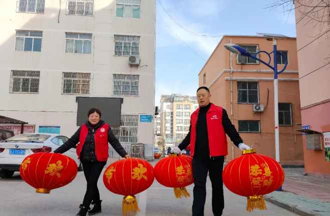 「上高春节风俗」在上高街华新社区挂上灯笼，贴上“福”字，营造祥和的新年气氛