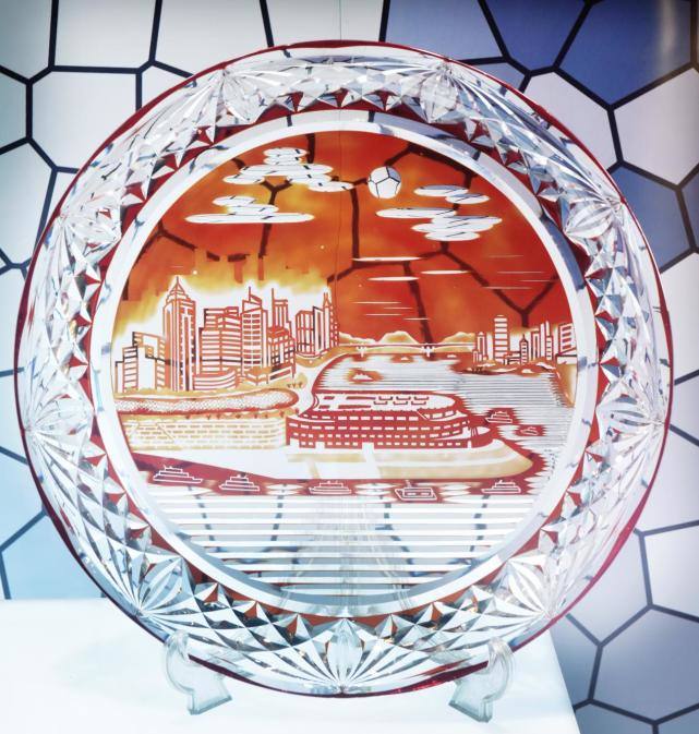 重庆特产传说（443） | 北碚玻璃器皿成型刻花工艺，让玻璃美得不要不要的