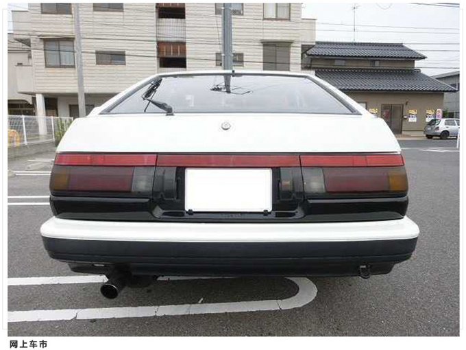 丰田经典AE86实拍！搭1.6L引擎，配黑白双色车身，头文字D同款