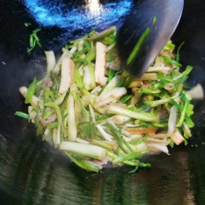 水芹菜怎么做好吃（手把手教你做超好吃的水芹炒肉丝）
