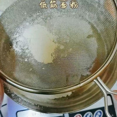 無水無油的容器做法步驟用料雞蛋 5個牛奶 75毫升玉米油 55克低筋麵粉