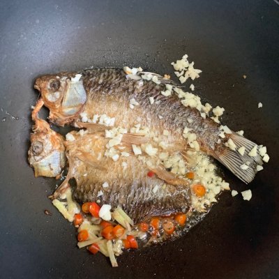 紅燒鯽魚的做法圖解,紅燒鯽魚的做法?