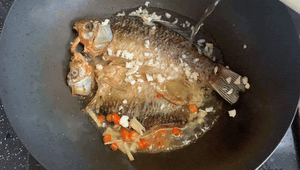 紅燒鯽魚的做法圖解,紅燒鯽魚的做法?