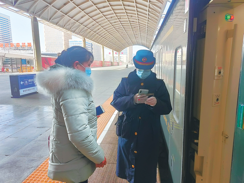 在青藏线感受中国“三最”列车
