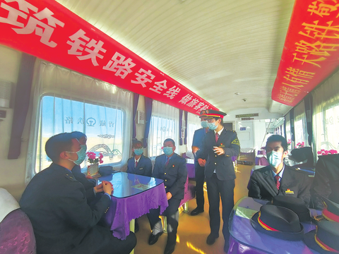 在青藏线感受中国“三最”列车