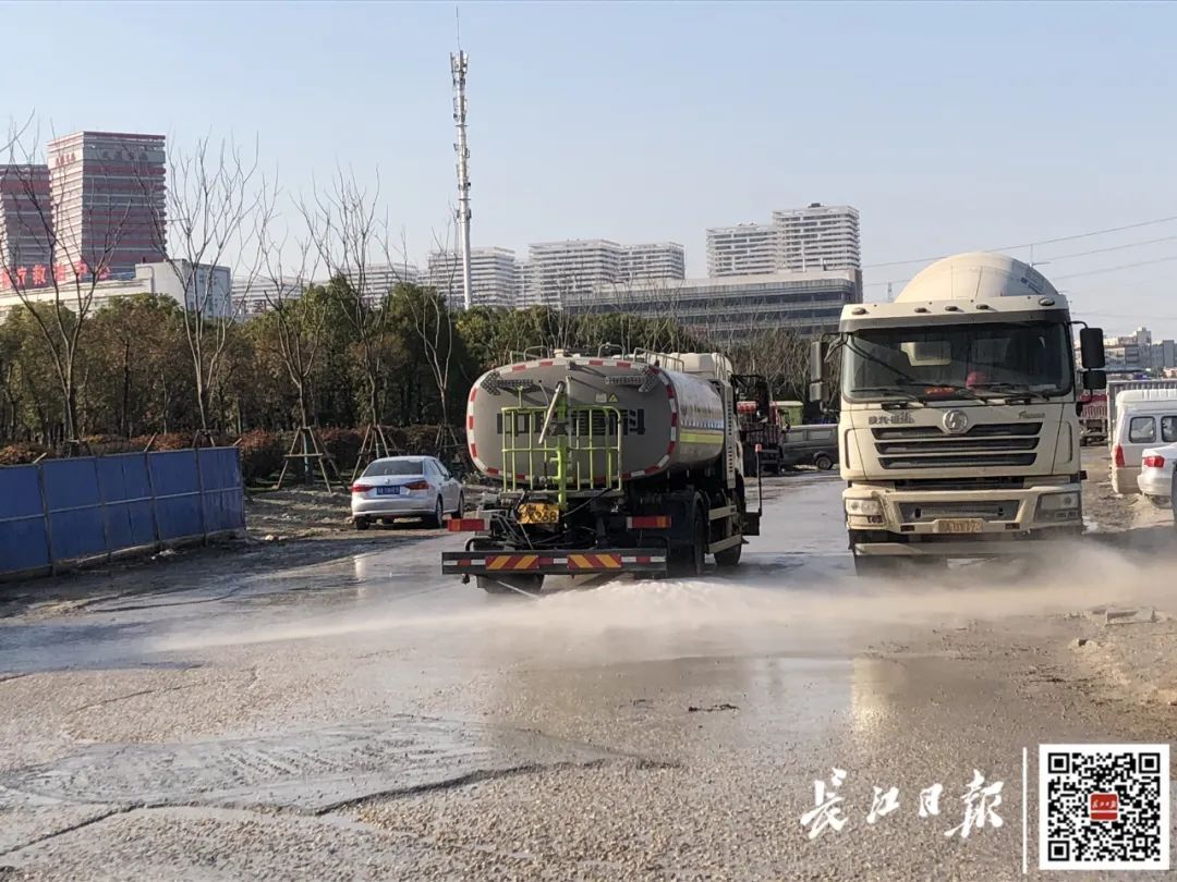 车刚洗又被洒水车喷脏，武汉城管回应：已调整