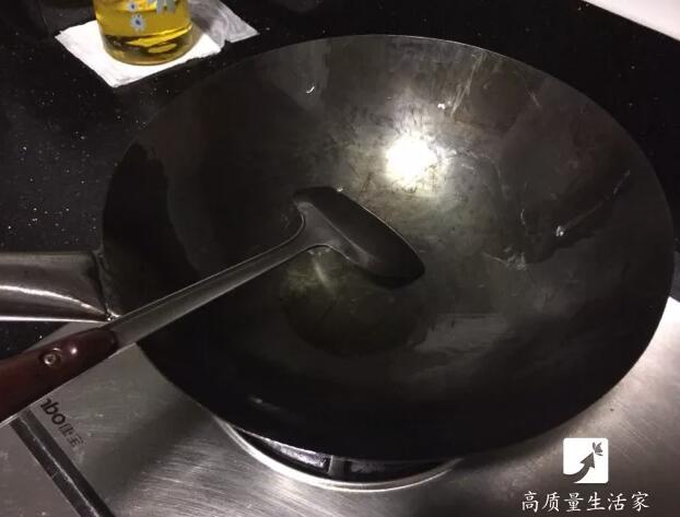 家里铁锅天天生锈？老厨师：往锅里扔一物，不生锈还不粘锅