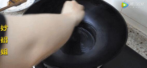 家里铁锅天天生锈？老厨师：往锅里扔一物，不生锈还不粘锅