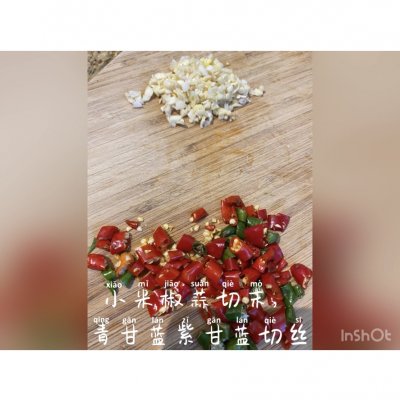 青甘蓝的做法（教你做好看又好吃的炒双色甘蓝）