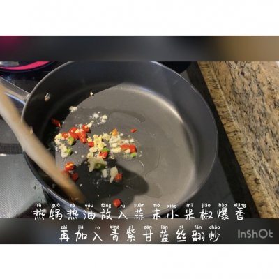 青甘蓝的做法（教你做好看又好吃的炒双色甘蓝）