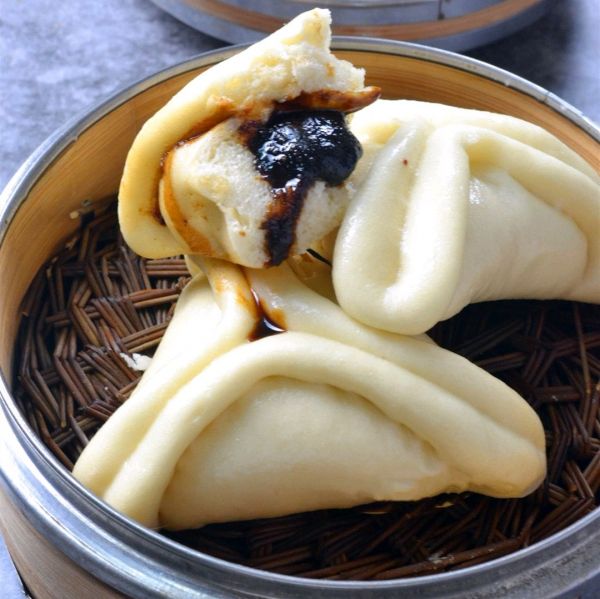 特别喜欢吃妈妈做的糖包,因为太忙很少给我们做,偶尔吃一次跟过年一样