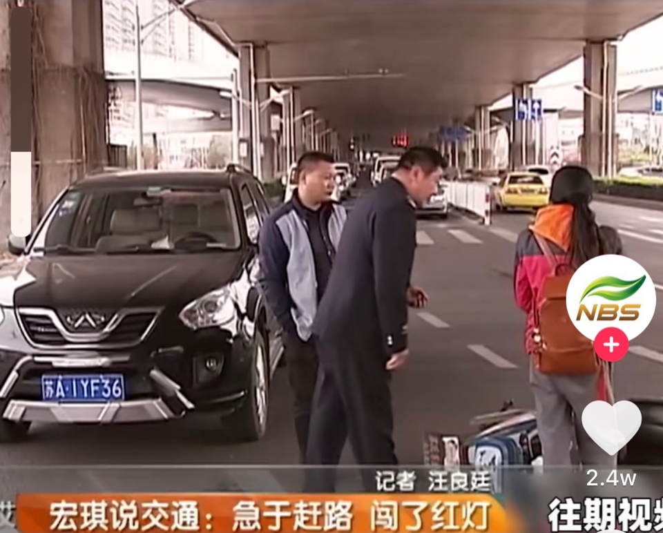 老两口闯红灯被撞飞，心有多大，“鬼探头”就能多伤
