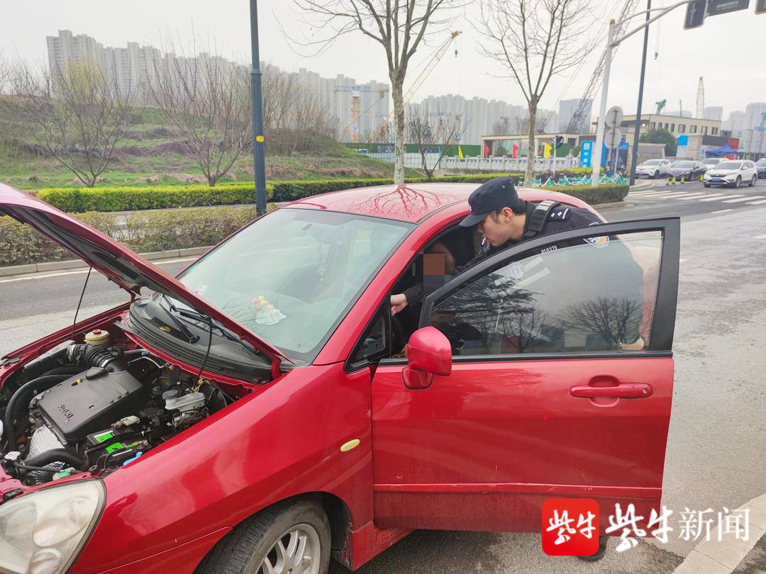轿车缺冷却液新手女司机浑然不知，以为发动机出故障快车道停下求助——