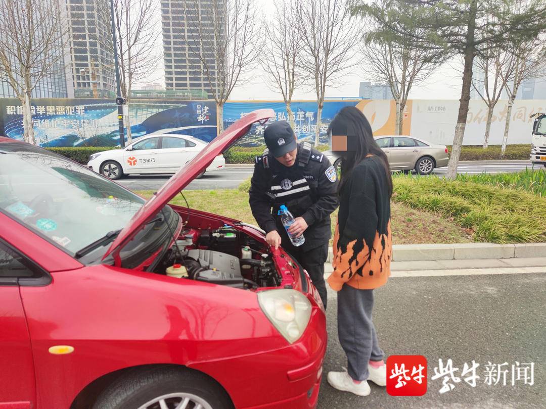 轿车缺冷却液新手女司机浑然不知，以为发动机出故障快车道停下求助——