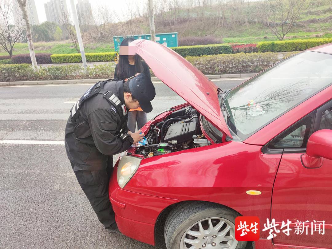 轿车缺冷却液新手女司机浑然不知，以为发动机出故障快车道停下求助——