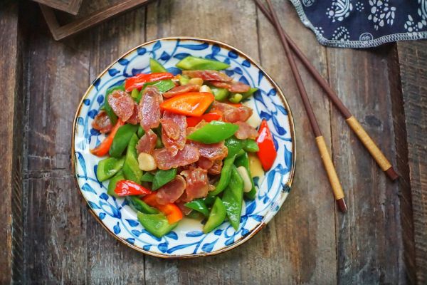 #憋在家里吃什么#广式腊肠和它这样炒着吃，味道超赞