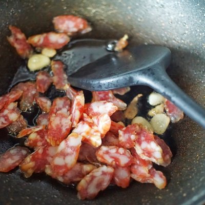 #憋在家里吃什么#广式腊肠和它这样炒着吃，味道超赞