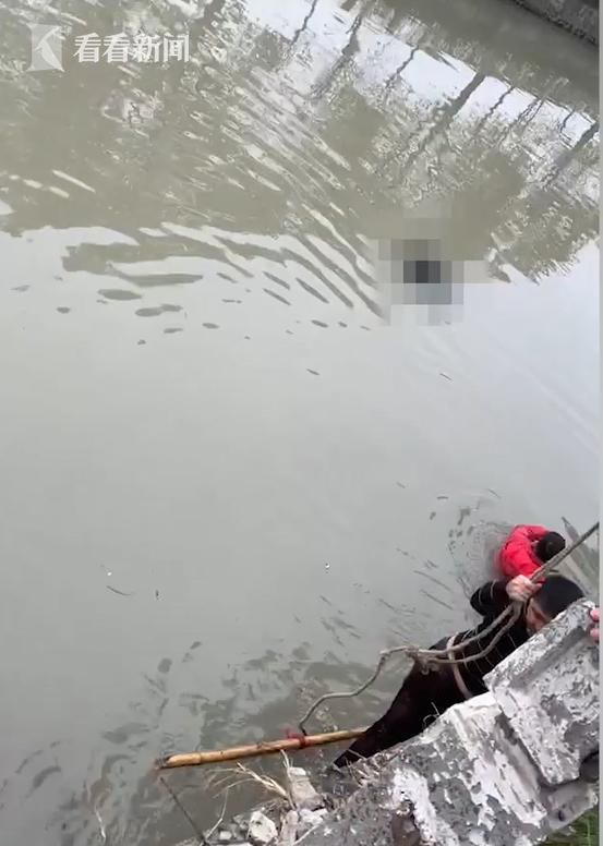 河边传来呼救声！送单途中，俩小哥“联手”救起15岁女孩