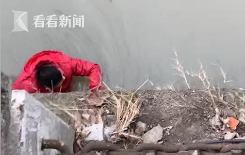 河边传来呼救声！送单途中，俩小哥“联手”救起15岁女孩