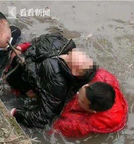 河边传来呼救声！送单途中，俩小哥“联手”救起15岁女孩