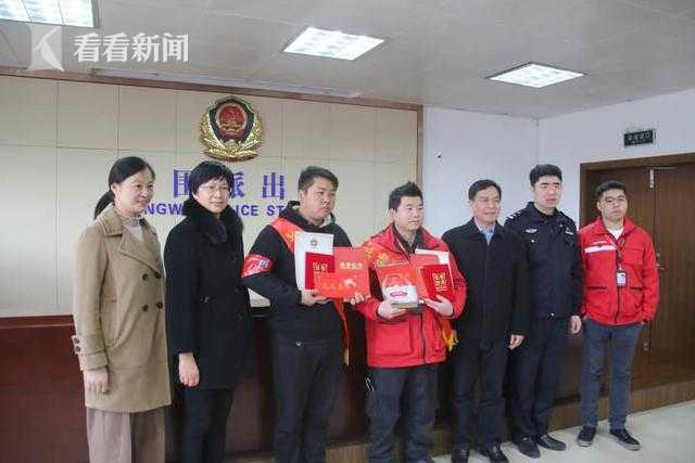 河边传来呼救声！送单途中，俩小哥“联手”救起15岁女孩