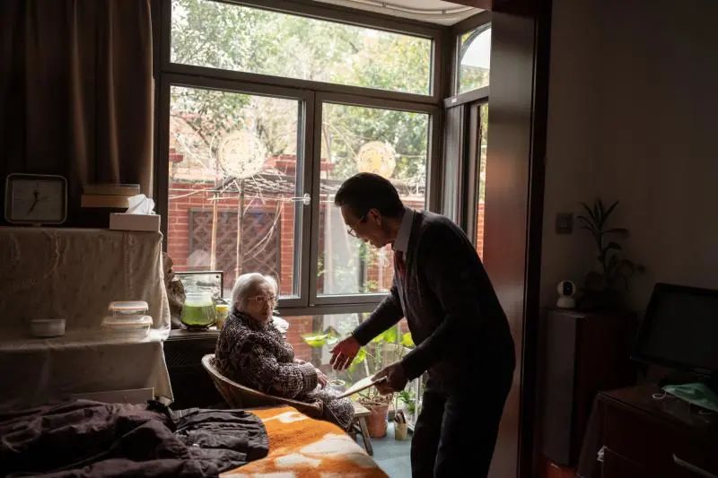 “我就弄白相呀！”104岁的“炒股奶奶”成为上海最高龄股民，心态可能比你好
